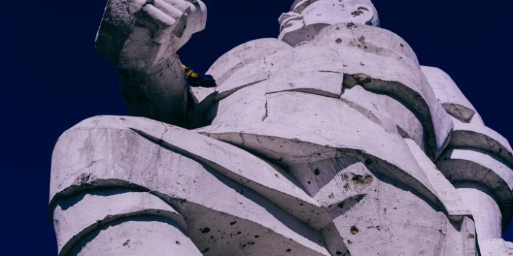 Kur vitrinat zëvendësohen nga fragmente lufte, njihuni me Muzeun e “fantazmave” në Ukrainë