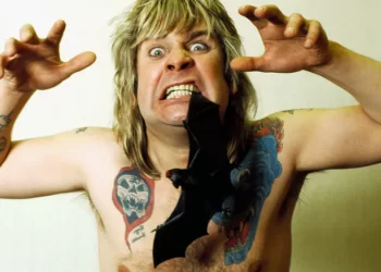 A e kafshoi vërtet Ozzy Osbourne kokën e një lakuriqi të gjallë?