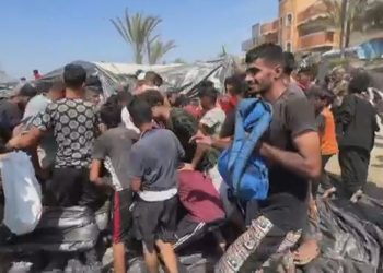 “Jetojmë me ujë dhe sheqer”, palestinezët e dëshpëruar dynden për të marrë ushqim