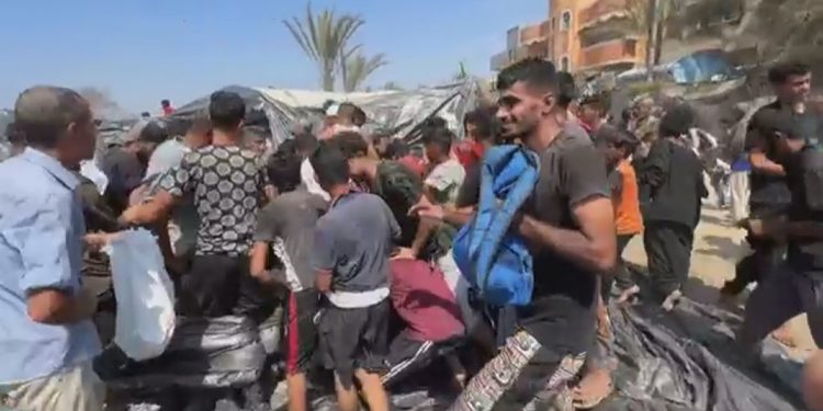 “Jetojmë me ujë dhe sheqer”, palestinezët e dëshpëruar dynden për të marrë ushqim