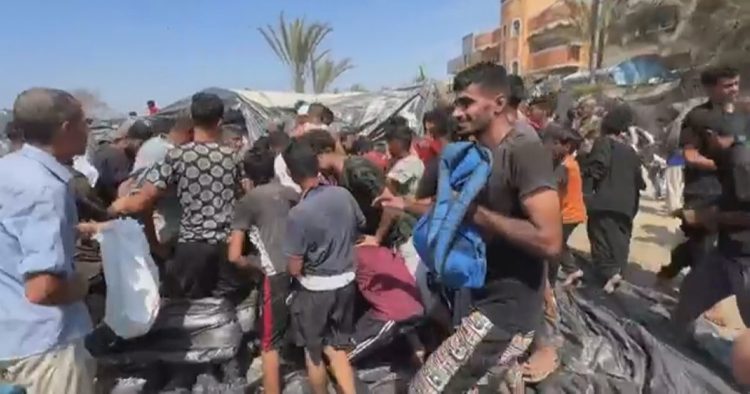 “Jetojmë me ujë dhe sheqer”, palestinezët e dëshpëruar dynden për të marrë ushqim