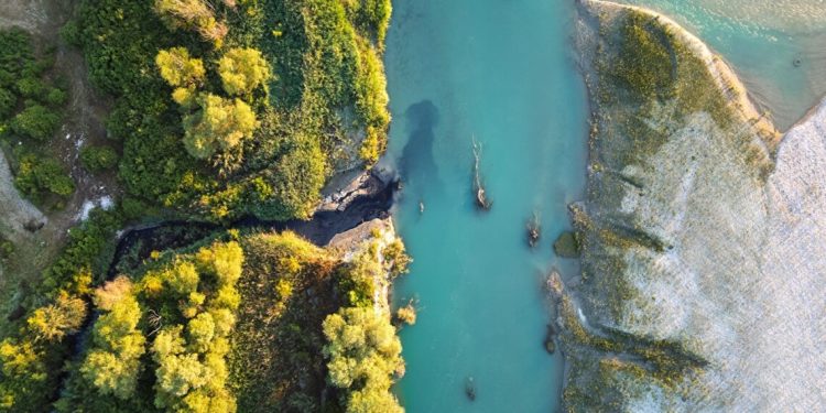Patagonia ngre alarmin: Vjosa është në rrezik, qeveria shqiptare duhet të reagojë