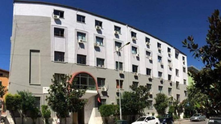 Nuk nxori urdhër për kontrollin e kopshteve dhe çerdheve pa licenca, Gjykata e Durrësit pezullon kreun e Arsimit Parauniversitar