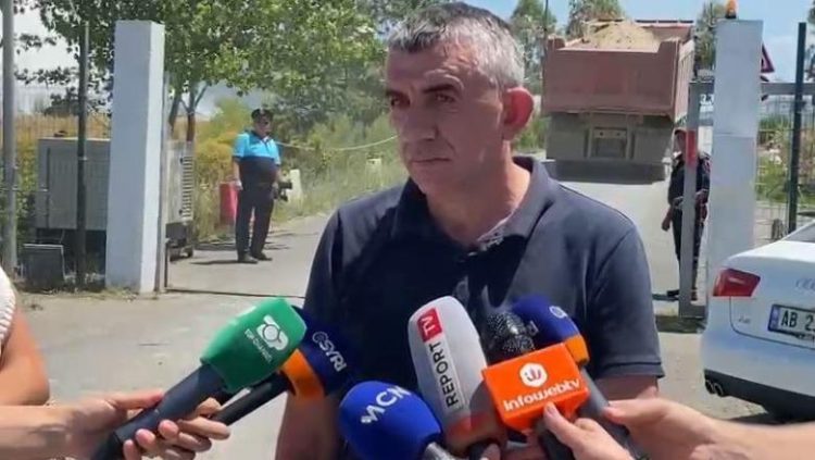 Zjarri në landfillin e Elbasanit, kreu i Emergjencave, Sinani: Po punohet me 20 mjete, era, gazet dhe temperaturat e larta acarojnë vatrën!