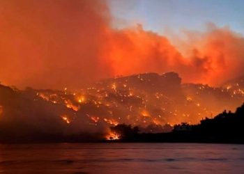 Greqia në flakë, betejë në tre fronte! Evakuime masive në hotele dhe shtëpi pushimi, raportohet për banesa të djegura