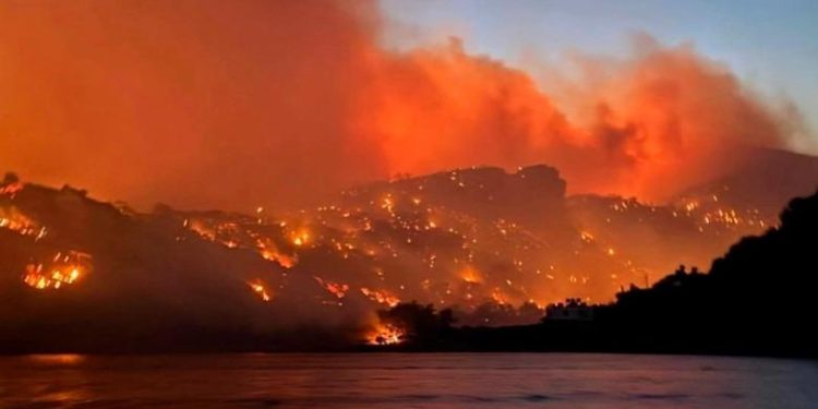 Greqia në flakë, betejë në tre fronte! Evakuime masive në hotele dhe shtëpi pushimi, raportohet për banesa të djegura
