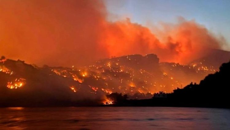 Greqia në flakë, betejë në tre fronte! Evakuime masive në hotele dhe shtëpi pushimi, raportohet për banesa të djegura