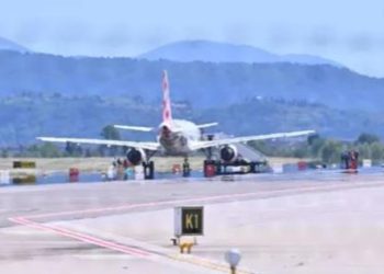 E rëndë në Itali, një pasagjer përpihet nga motori i avionit