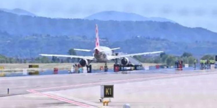 E rëndë në Itali, një pasagjer përpihet nga motori i avionit