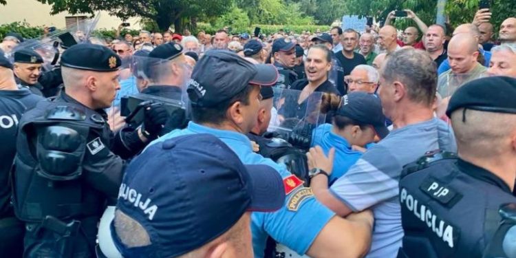 Protestë e dhunshme në Mal të Zi, shkak dhënia e një çmimi prestigjioz shkrimtarit Beqir Vukoviç, i njohur si mohues i kombit malazez