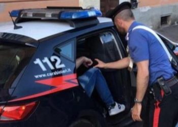 Përleshja mes shqiptarëve zbulon arsenalin e armatimit, arrestohet 36-vjeçari në Itali