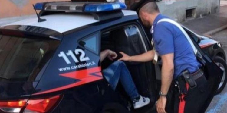 Përleshja mes shqiptarëve zbulon arsenalin e armatimit, arrestohet 36-vjeçari në Itali