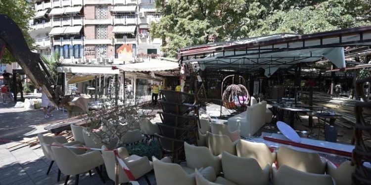 Pronarët e bizneseve te ‘Piazza’ në Tiranë refuzojnë lirimin e hapësirës publike, IMT dhe policia bashkiake çojnë fadromat