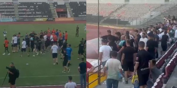 VIDEO/ Shishe në fushë dhe përplasje fizike, miqësorja mes Elbasanit dhe Pogradecit përfundon me sherr masiv