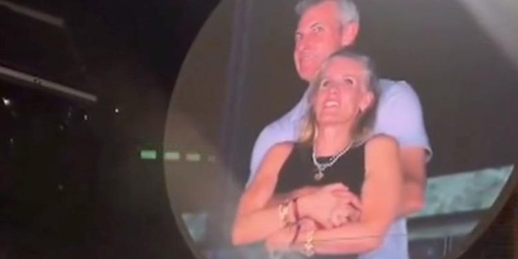 Përqafimi me kolegen i ‘kushtoi’ shtrenjtë, CEO i Astronomer Andy Byron jep dorëheqjen pas videos virale në koncertin e Coldplay