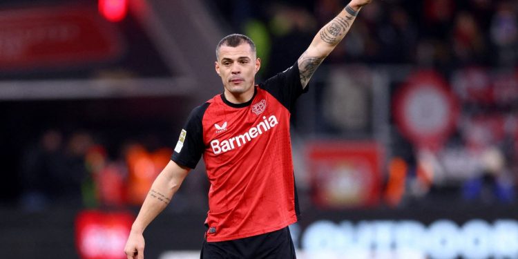 Leverkusen “burgos” Xhakën, Ten Hag: Nuk mund të ik, është lideri ynë