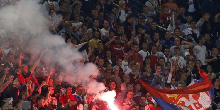 FIFA “masakron” Serbinë, gjobë dhe mbyllje stadiumi, rrezikon edhe ndaj Shqipërisë