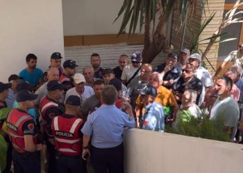 PS-PD bashkojnë votat në Sarandë, i japin 60 hektarë tokë dy biznesmenëve. Banorët e Nivicës protestojnë jashtë dhe nuk lejohen të marrin pjesë në mbledhje
