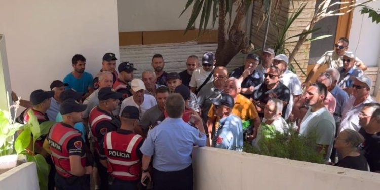 PS-PD bashkojnë votat në Sarandë, i japin 60 hektarë tokë dy biznesmenëve. Banorët e Nivicës protestojnë jashtë dhe nuk lejohen të marrin pjesë në mbledhje