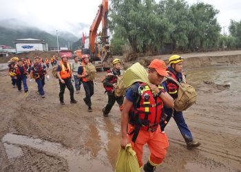 Përmbytjet e rënda shkatërrojnë rajone të shumta në Kinë, vazhdojnë operacionet e shpëtimit