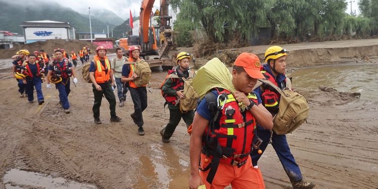 Përmbytjet e rënda shkatërrojnë rajone të shumta në Kinë, vazhdojnë operacionet e shpëtimit