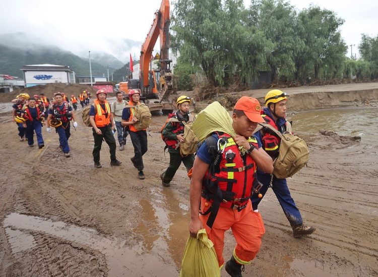 Përmbytjet e rënda shkatërrojnë rajone të shumta në Kinë, vazhdojnë operacionet e shpëtimit