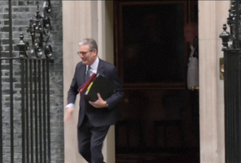 Video/ Kryeministrin britanik nuk e mbajnë këmbët