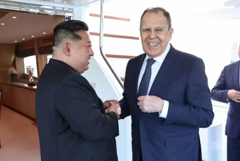 Lavrov shijon Korenë e Veriut nga një jaht, takohet me Kim në plazh