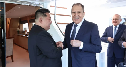 Lavrov shijon Korenë e Veriut nga një jaht, takohet me Kim në plazh