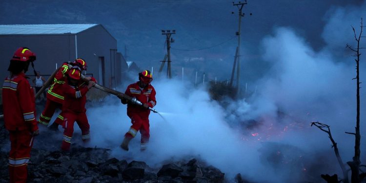 Delvina nuk gjen qetësi, zjarri përparon drejt fshatit Kalasë