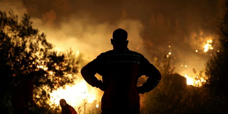 Orë dramatike në Delvinë, Reuters sjell imazhe nga lufta me zjarrin (FOTO)
