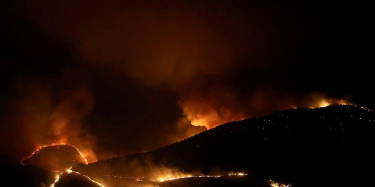 Orë dramatike në Delvinë, Reuters sjell imazhe nga lufta me zjarrin (FOTO)