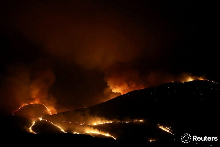 Orë dramatike në Delvinë, Reuters sjell imazhe nga lufta me zjarrin (FOTO)