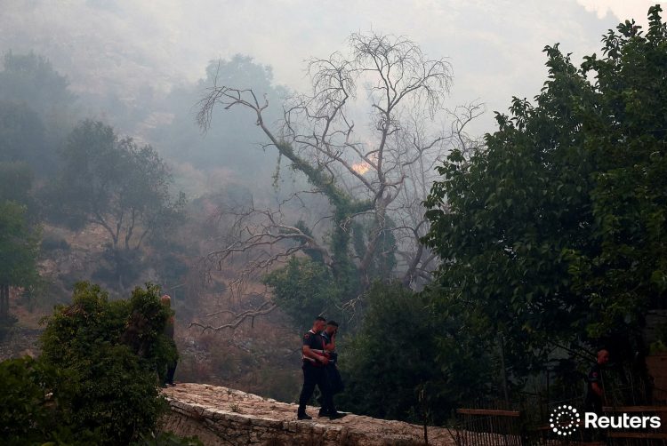 Orë dramatike në Delvinë, Reuters sjell imazhe nga lufta me zjarrin (FOTO)