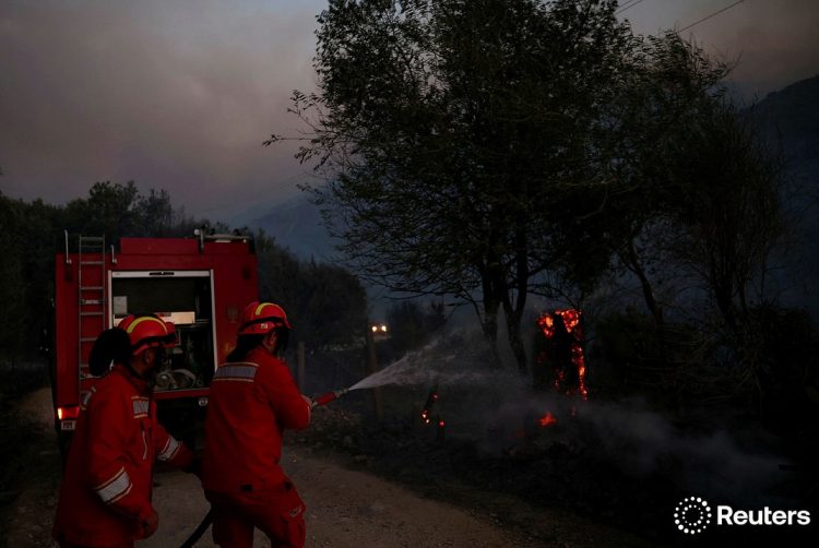 Orë dramatike në Delvinë, Reuters sjell imazhe nga lufta me zjarrin (FOTO)