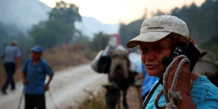 Orë dramatike në Delvinë, Reuters sjell imazhe nga lufta me zjarrin (FOTO)