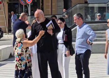 Flet e moshuara që donte të takonte Ramën: U rrethova nga policët dhe truprojat