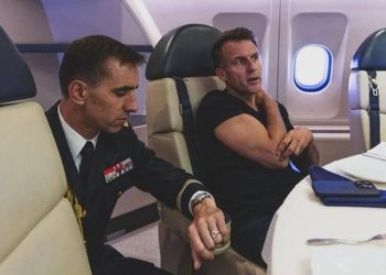 Bufi mbi bluzë, miu dhe bota e parë nga sytë blu të Emanuel Macron