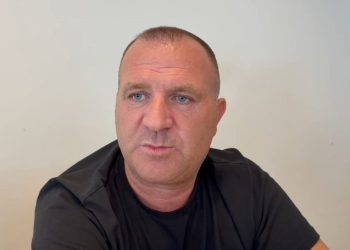 Polici në Vlorë denoncon shefin që rrahu kamerierin: Më përplasën gruan te vijat e bardha, Ardian Isufi fshehu provat (VIDEO)