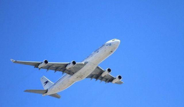 Shqiptari bën sherr me asistenten e fluturimit, avioni në SHBA bën ulje të detyruar (Emri)