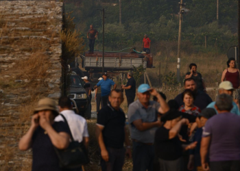 Ministria e Mbrojtjes: Situatë serioze nga zjarri në Delvinë