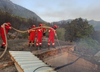 Zjarri në Delvinë, Ministria e Mbrojtjes: Angazhohen edhe 62 efektivë të Këmbësorisë së Gjirokastrës