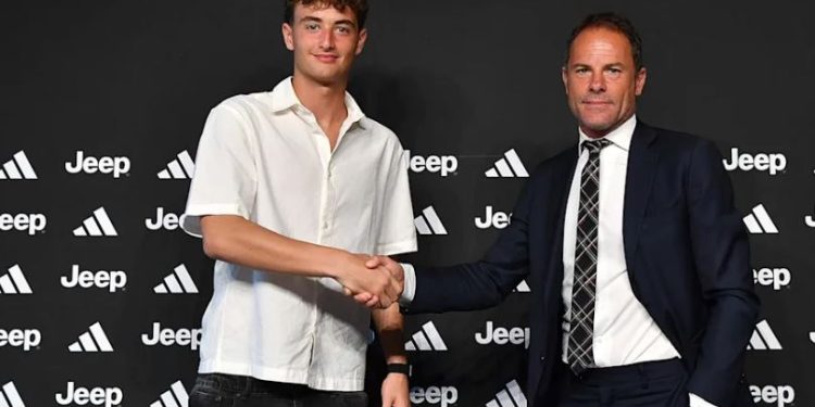 Zyrtare, portieri shqiptar firmos me Juventusin, kontratë për 3 vite