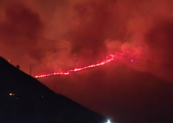 Zjarri në Kalasë të Delvinës, flakët përfshijnë edhe zonën e Sasaj