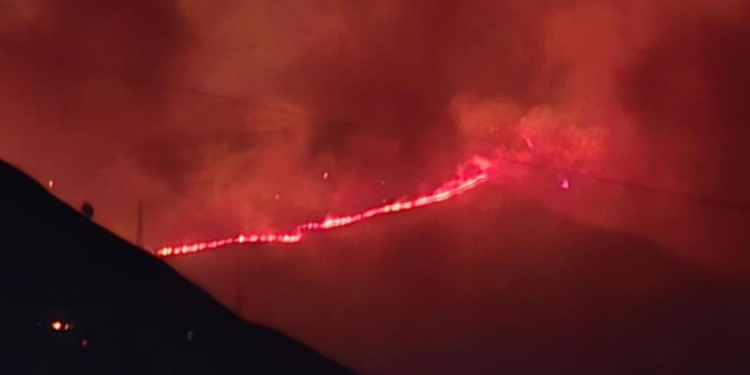 Zjarri në Kalasë të Delvinës, flakët përfshijnë edhe zonën e Sasaj