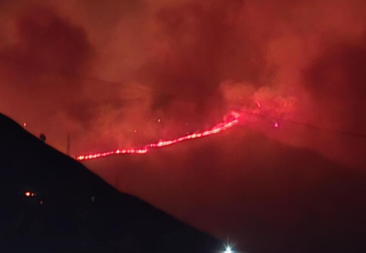 Zjarri në Kalasë të Delvinës, flakët përfshijnë edhe zonën e Sasaj