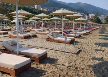 200 euro për dy shtretër dhe një çadër? Pothuaj secili turist do t’u tregojë gishtin e mesit