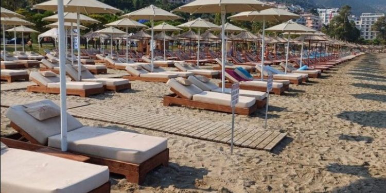 200 euro për dy shtretër dhe një çadër? Pothuaj secili turist do t’u tregojë gishtin e mesit