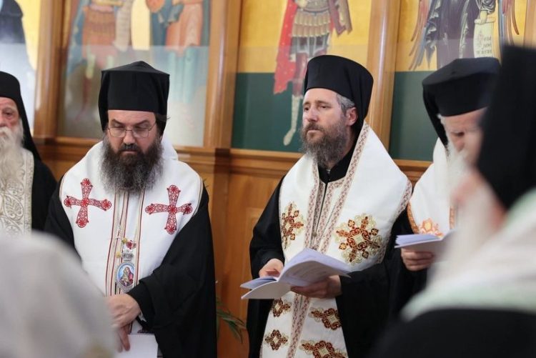 Gjirokastra i jep lamtumirën e fundit mitropolitit Imzot Dhimitrit (FOTO)