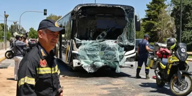 Përplasen dy autobusë në Athinë, 47 të plagosur, mes tyre dhe fëmijë